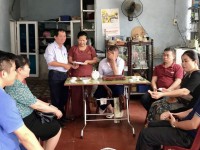 Đồng chí Nguyễn Đình Bắc-Chủ tịch công đoàn Bệnh viện đa khoa tỉnh trao hỗ trợ cho gia đình đoàn viên công đoàn Trạc Thanh Cường