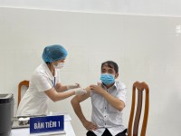 Đồng chí Nông Tuấn Phong - Giám đốc Sở Y tế, Phó Trưởng Ban chỉ đạo phòng, chống dịch COVID-19 tỉnh Cao Bằng là người đầu tiên tiêm vắc xin phòng COVID-19 tại điểm tiêm chủng casino online tutbn
.