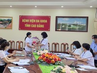 TS.BS Lý Thị Bạch Như - Giám đốc BVĐK tỉnh Cao Bằng tặng hoa chúc mừng cho Dược sĩ Đoàn Thị Điển.